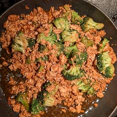 I think I'm going to try it with maybe ground turkey the next time. I'm not a big fan of chicken but all in all it was easy and good I also didn't use any Sriracha because I don't like spicy foods and I didn't have sweet chili sauce. I had regular chili sauce which I mixed with orange stir fry sauce