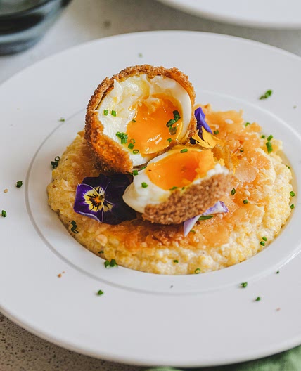 Œuf mollet croustillant, polenta et tuile de parmesan 🍳